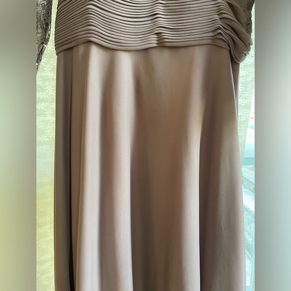 Cachet two-piece women’s gown, lace jacket women’s size 14. Gently used. - Picture 4 of 11